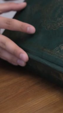 Kur 'an' ı ahşap kürsüde açıp Kuran 'ın cümlelerini yakından okumaya başlamak, Arap alfabesinin İslam kutsal kitabı