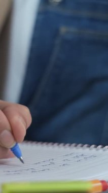 Mavi kalemler deneme çekiminde çalışıyor, öğrenci renkli kalemlerle notlar alıyor, araştırmacı defterde yazıyor.
