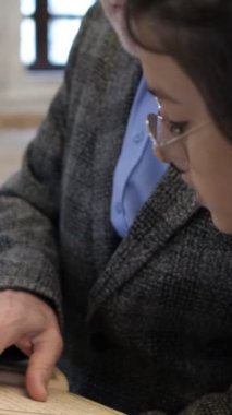 Küçük çocuğun anne babasından Kur 'an dersi alması, küçük çocuğun camideki öğretmenden Kuran öğrenmesi.