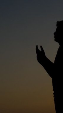 Dua eden genç adam silueti videoları, inanç ve dua, bir Müslüman olarak ibadet, dinler ve onların ritüelleri