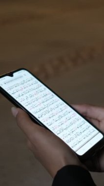 Mobil Kur 'an okumak, camide teknoloji kullanmak, İslam ibadeti, Kuran' ın ayetleri, Allah 'ın adıyla.