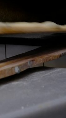 Ekmek pişirme, ekmek pişirme hamur fırını pişirme sıcak meşeye hamur atma görüntüsü, ev yapımı ekmek.