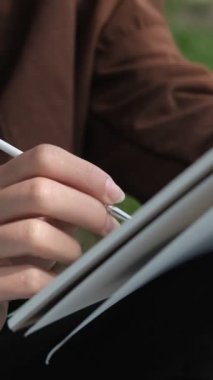 Fırça darbelerinin yakın plan resmi, beyaz tuvale boyanmış yağ, fırçayla boyanmış resim, fırçayla yakın plan resim