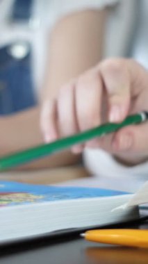 İşaretli yerlerde çalışan gençler, haritada coğrafya okuyan kızlara yakından bakan kızlar, birlikte ödev yapan kızlar.