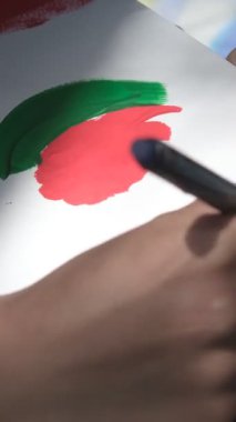 Beyaz bir tuvale yakın plan doğa resmi, yeşil boyayla tuvale resim, fırça darbeleriyle beyaz bir tuvale resim