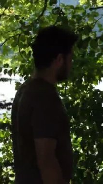 Doğayı keşfetmek, manzaraya karşı duran genç adam, orman gölü manzarasında gezgin, göl ormanında hafta sonu aktivitesi 