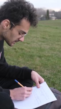Çimenlere kağıt üzerinde faaliyet, yaz günlerinde dışarıda çalışma, parkta şiir yazma.