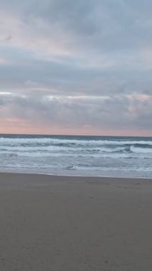 Rüzgâr ve akıntıların görüntüsü sonbaharda denizde yoğunlaşır ve kıyıya vurur.