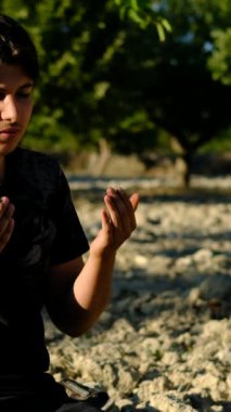 Onlar, cennette namaz kılarlar, din ve ibadete girerler, Kur 'an' ın ayetlerini okurlar.