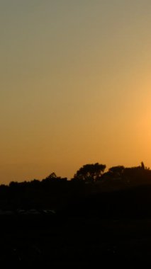 Siluet yürüyüşlü adam videoları, açık hava spor aktiviteleri, siyah sarı siluet görüntüler, insan silueti görüntüsü, rahatlatıcı oyunculuk doğası.