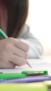 Not defterine renkli kalemlerle not almak, kalem ve fosforlu kalemle yazmak, renkli kalemlerle özetlemek