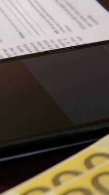 Ekrandaki çevrimiçi anlaşmayı okumak ve kabul etmek, dijital imzanızı atmak, telefondaki yazılı belgeyi incelemek, akıllı telefon üzerinde çalışmak