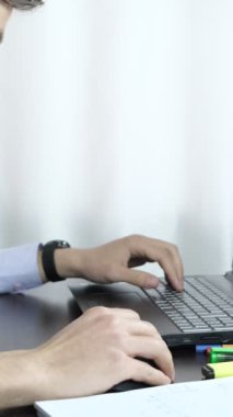 Ev ofisinde uzaktan çalışan genç bir adamın fazla mesai görüşü, evdeki masa başı işçisinin çalışma ortamı, beyaz arka planda bilgisayardan çalışan gömlekli bir çalışan.