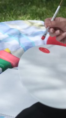 Kapakta renkli boyalar, renk paletine renk katmak, resim çizmek için gerekli ekipman