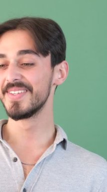 Arapça konuşan bir adam akıllı telefon izliyor. Krom anahtarla sosyal medyada komik videolar izliyor.