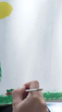 Yeşil parktaki tuvale çizilmiş resim, kırmızı şapkalı kadın tuvale agar boyuyor, açık havada resim yapıyor, yağlı boyayla beyaz tuvale resim yapıyor. 