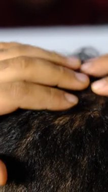 Kafası kameranın ortasında olan saç bakım görüntüsü, saçları incelten kellik korkusu.