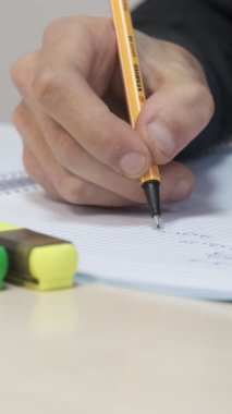 Öğrenci Yaz Okulu, sınav öğrencisi, kalemle notlar alıyor, deftere yazıyor, sınıfta notlar alıyor, ev ödevi yapıyor.