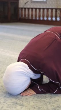 Camide ibadet, Müslüman kız secdeye kapanıyor, İslam 'da dua ediyor, genç Müslüman camide İslam kuralları için dua ediyor, boyun eğiyor.