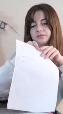 Müzik dinleyerek eğlenmek, dersler arasında dans etmek, çalışma masasında mola vermek.