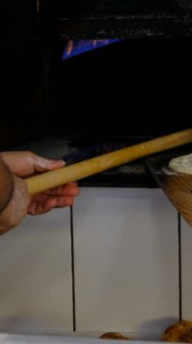 Ekmek pişirmek, ekmek pişirmek hamur işi fırın videoları, fırın hamuru, fırın mutfağının arkası.