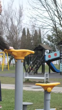 Belden esneme hareketleri, spor aletleri, gençlerin şehir parklarında sağlık aktiviteleri, müzik dinlemeleri.