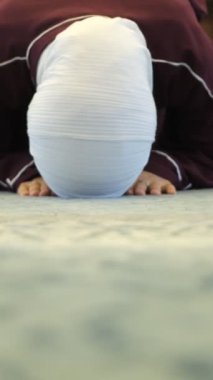Müslüman kız secdeye varır, Müslüman kız secde eder, İslam 'da namaz kılar, camilerde kılar, rüku ederler.