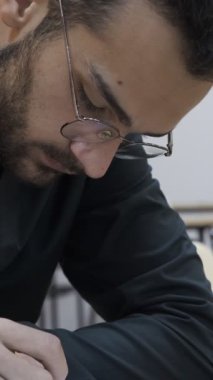 Öğrenci Çalışması, sınava girmek, sınıfta notlar almak, çalışkan öğrenci imajı, kalemle not defteri yazmak, kütüphanede çalışmak, çalışma ortamı.