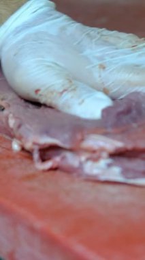 Bıçak yakın çekim videolarıyla çiğ biftek, kıyma, beslenme ve diyet, hamburger ve biftek lokantası mutfağı.