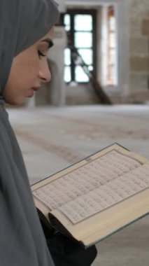 Kuran okuyan, Kuran okuyan, mescitlerde namaz kılan, farklı dinlerden ve Kuran 'ın ayetleri okunan, Rahman ve Rahim olan Allah' ın adıyla: