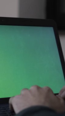 Bilgisayar Yeşil Ekran Eller, bilgisayardan çalışıyor, ev ofis çalışma ortamı, bilgisayardaki yeşil ekran 