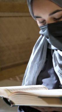 Barışçıl Müslüman Kadın, İnançlı Müslüman Kadın İslam 'ın kutsal kitap görüntülerini okuyor, camide Kur' an okuyor.