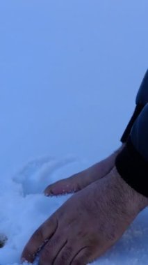 Kartopu yapmak, bir avuç karı yuvarlamak, kartopu yarışındaki topları yapmak ki bu kış eğlencesi.