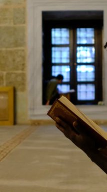 Kuran okurken yandan ateş eden Afrikalı siyahi gençler, Allah 'a inanıyorlar.