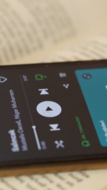 Müzik dinleyerek kitap okumak, okuma alışkanlıklarının farklı versiyonlarını dinlemek, çevrimiçi kitaplar ve şarkılar dinlemek.