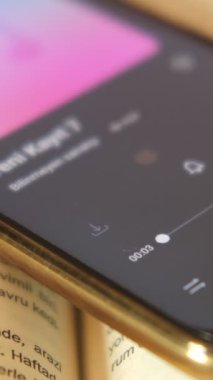 Müzik dinleyerek kitap okumak, okuma alışkanlıklarının farklı versiyonlarını dinlemek, çevrimiçi kitaplar ve şarkılar dinlemek.
