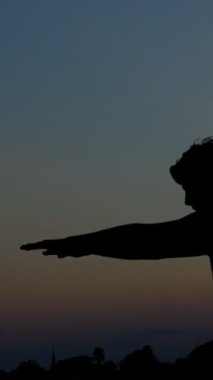 Çömelerek hareket eden siluet adam videoları, açık hava spor aktiviteleri, siyah sarı siluet görüntüleri, egzersiz yapan genç kız.