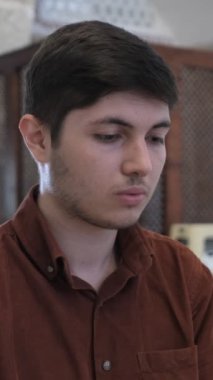 Ey müslüman gençler! Namazı / duayı yerine getirin, zekâtı verin, Mescid-i Haram 'da bir sure okuyun, namazı / duayı yerine getirin, mescidde ibadet edin.