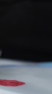 Boya paletine boya ekleme görüntüsü palete yağ boyasının eklenmesi, renkleri fırçayla karıştırma görüntüsü