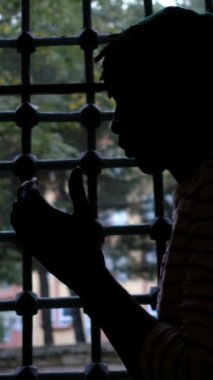 Dua eden insan silueti, cami Müslümanların kutsal binasıdır, İslam dini kutsal dinlerden biridir.