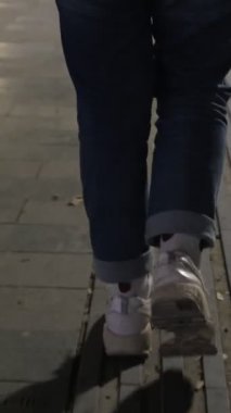 Ayağı yere basan, gizemli bir ayak, sadece ayakkabı hareketi, gece vakti yürüyen bacaklar, zeminde hareket eden ayak sesleri