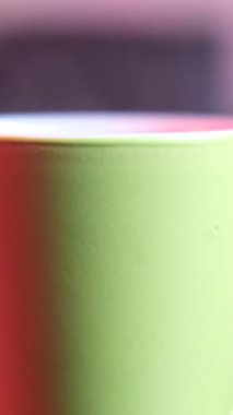 Kahve fincanının dumanlı görüntüsü, sıcak içeceklerdeki kahve manzarası.