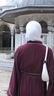 Kız Turist Ünlü Cami, Müslüman kız tarihi cami avlusunu ziyaret ediyor, İslami kutsal yerleri turistik olarak ziyaret ediyor, Osmanlı İslami mimarisi