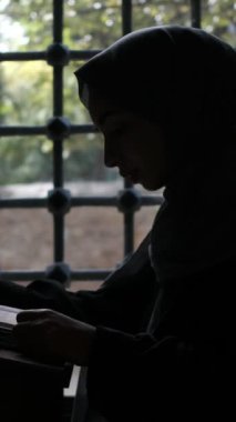Başörtüsü Kadın silueti, Müslüman kadın silueti Kuran okuyan, Kuran 'da Arapça alfabe kitabı