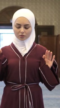 Kafkas kız ibadeti, Müslüman kız Takbir 'le namaz kılıyor, camide tesettüre giriyor, İslam kurallarına tapıyor.