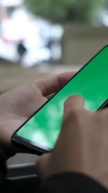 Telefon kullanan kadın eli, telefon yeşil ekran krom anahtarı, teknoloji kullanımı, yeşil ekran uygulaması reklamları, modern zaman