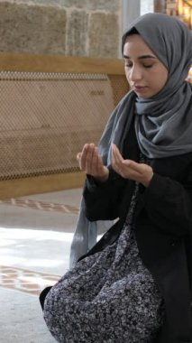 İslam öğretileri konsepti, tesettür kadını, Müslüman kadın duası, İslami kurallar için dua, camide ibadet, farklı dinler