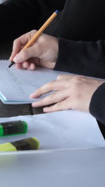 Yakın arkadaşlarla parkta ders çalışma görüntüsü, arbor 'da ödev yapan genç bir adam, ahşap bankta çalışma kağıdını tamamlamış, güneşli bir günde parkta sınavlara hazırlanıyor.