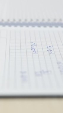 Öğrenci ödevi, sınav öğrencisi, kalemle notlar alıyor, deftere yazıyor, sınıfta notlar alıyor, ev ödevi yapıyor.