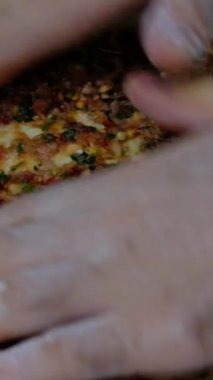 Lahmacun, erkek eli lahmacun hareketli kamera, hamur soslu Türk yemeği.